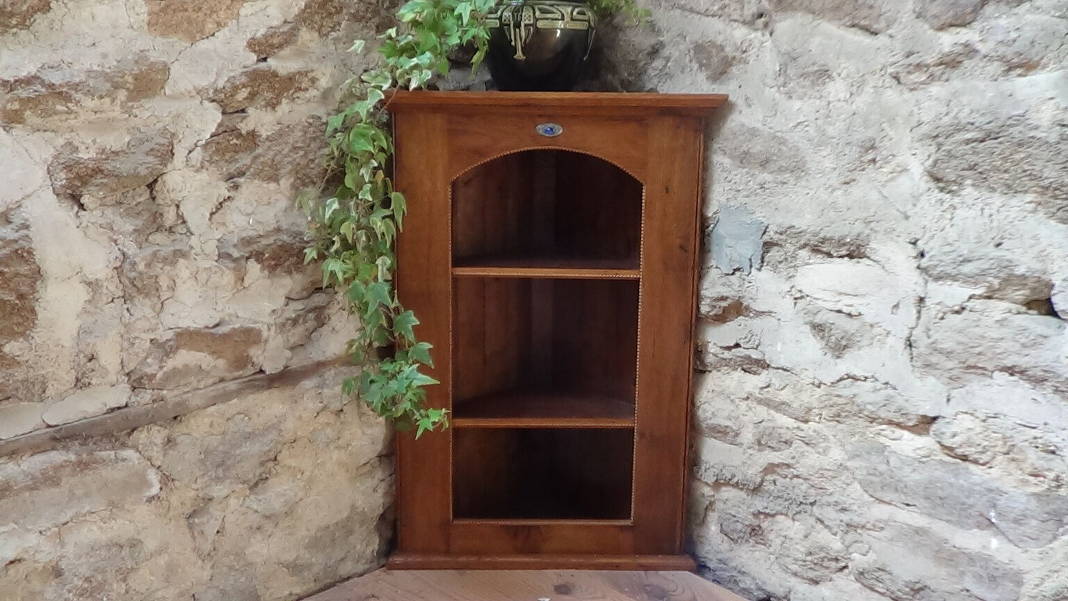 Corner cabinet