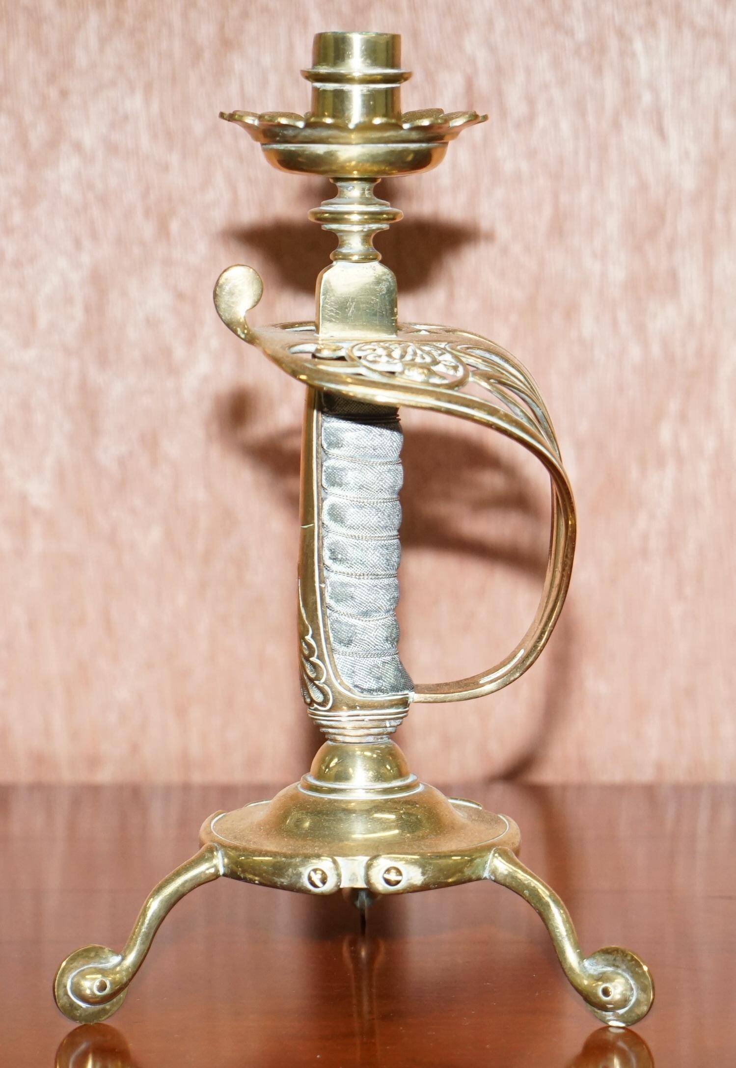 Paire de chandeliers poignée d'épée 1905 estampillés Benham & Froud VR