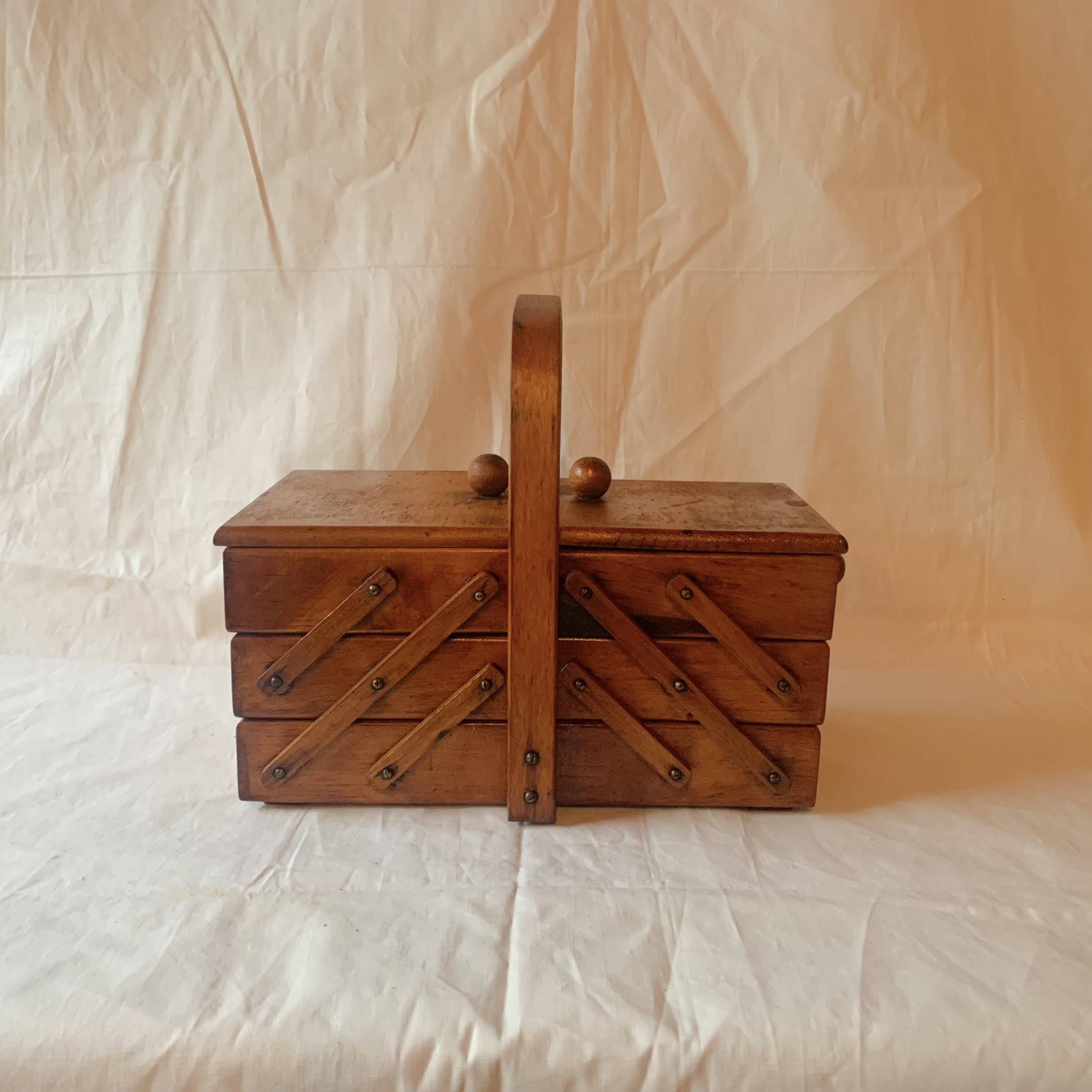 Petite travailleuse en bois vintage