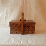 Petite travailleuse en bois vintage