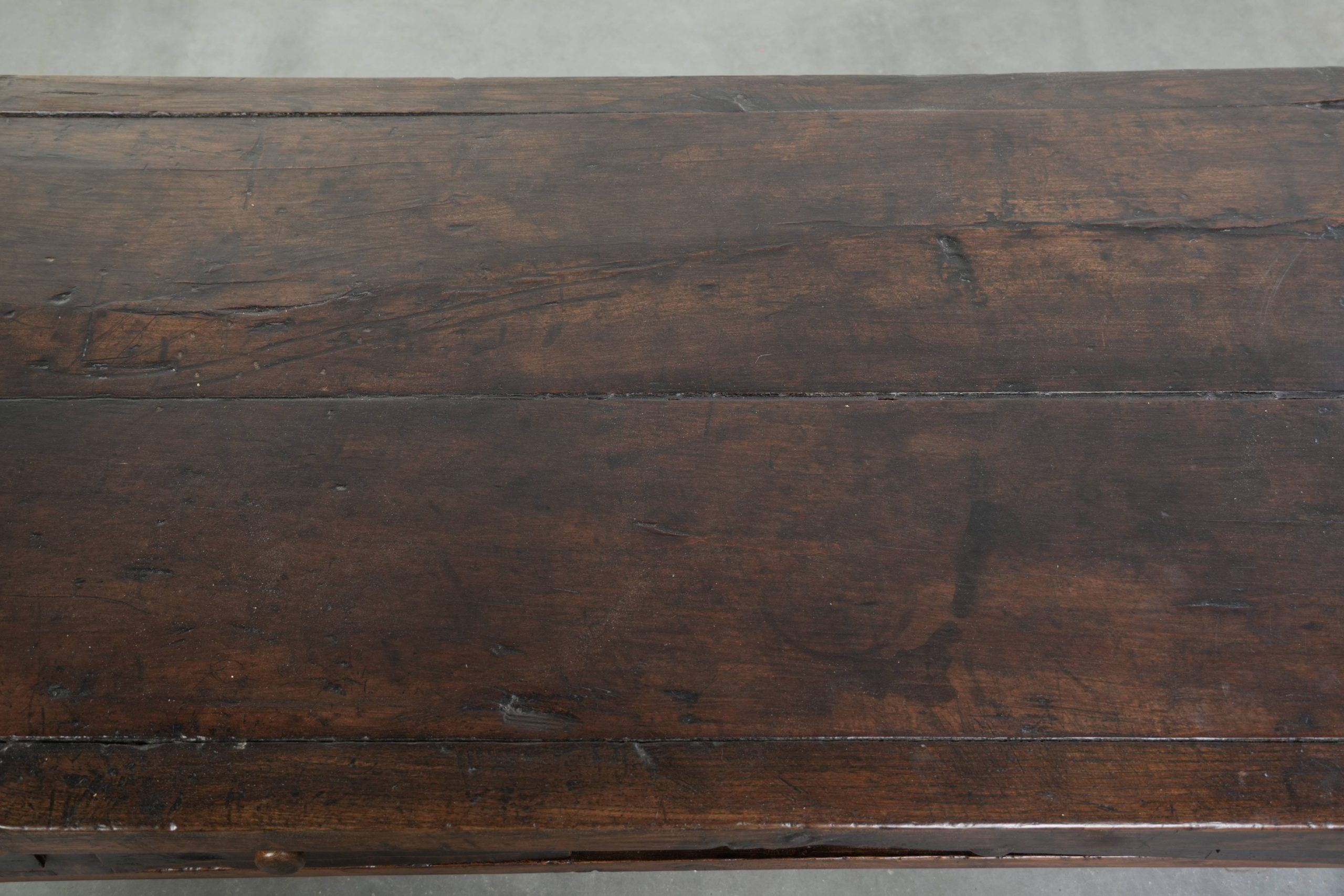 Table basse en bois de châtaignier du XVIIIe siècle d'Europe du Sud
