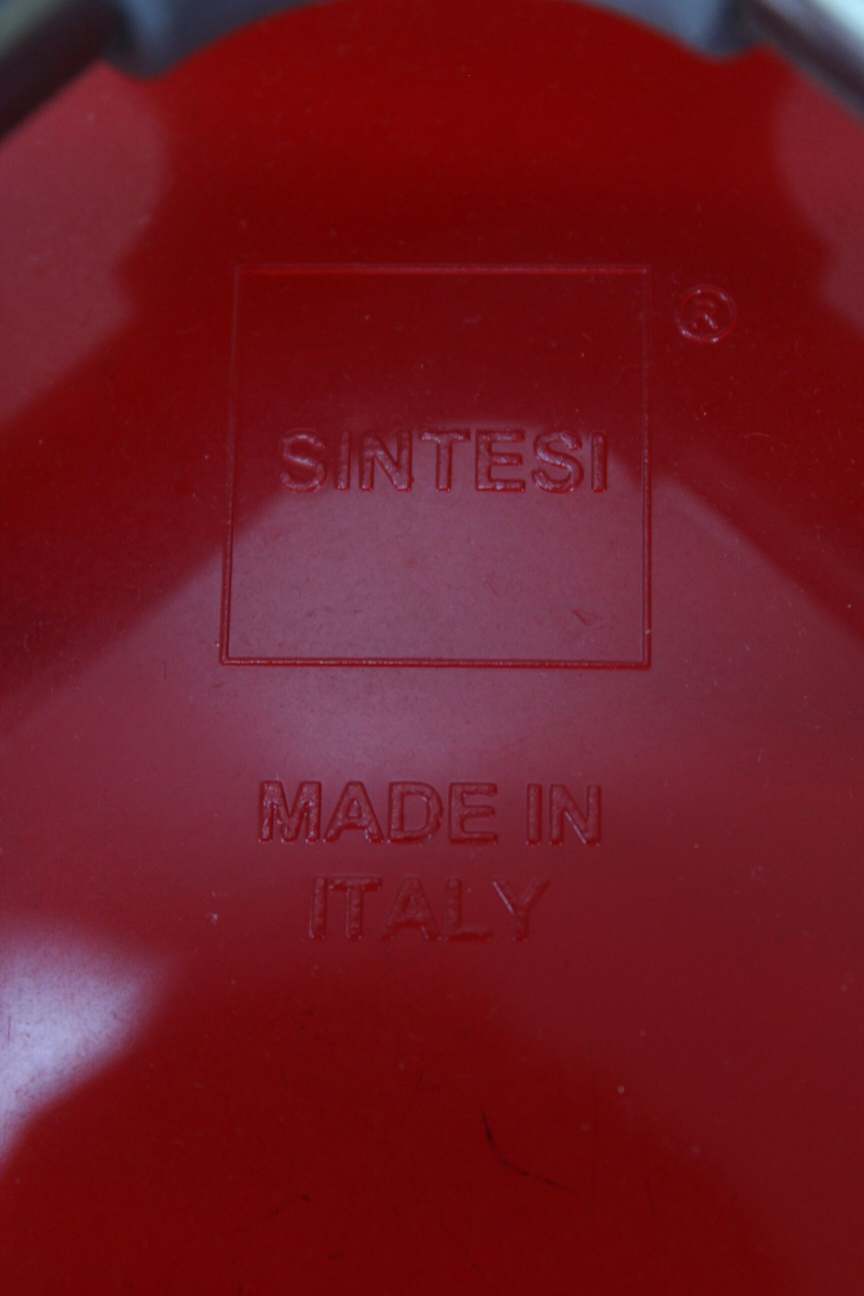 Sintesi Eye red plexiglass chair