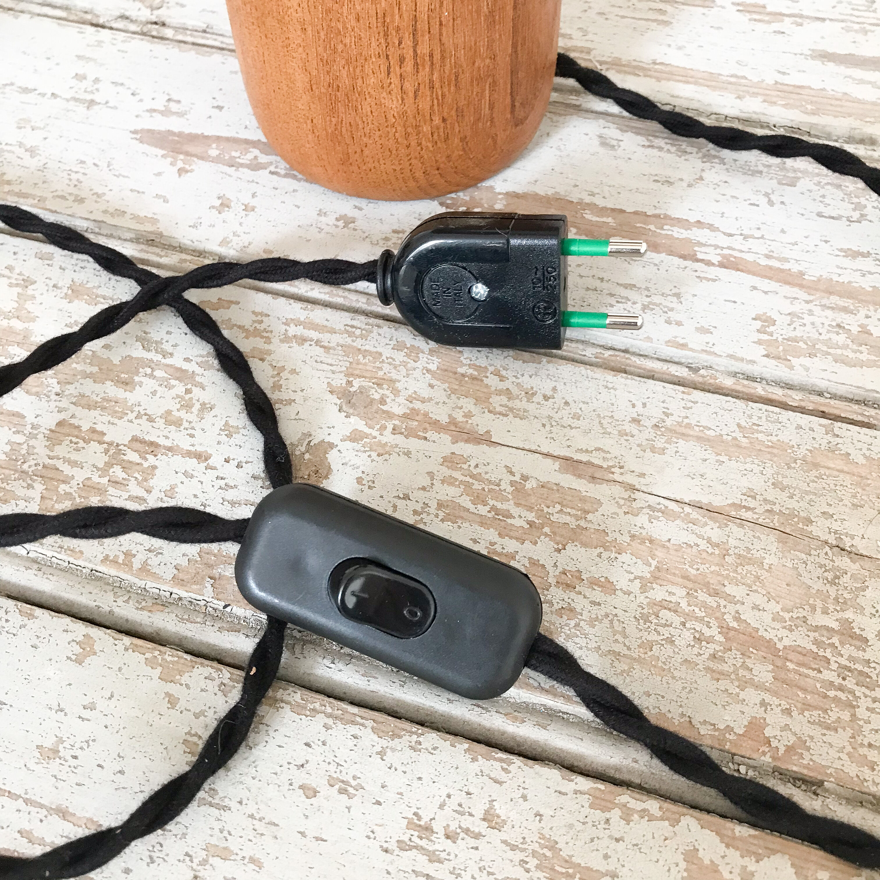 Table lamp in wood and raffia