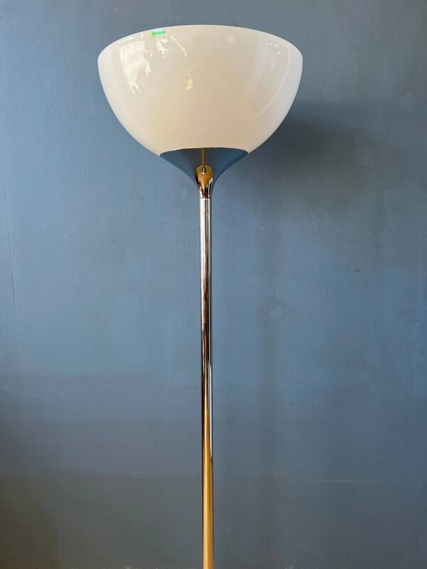 Lampadaire Guzzini Flash Space Age avec base chromée et abat-jour en verre acrylique blanc