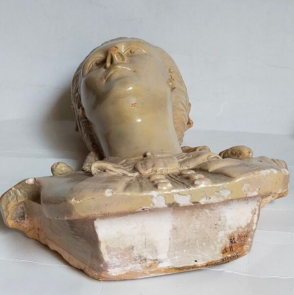 Buste de femme ''l'élégante''XIXème en plâtre peint signé sur son socle en bois massif