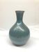 Vase en céramique bleu clair moucheté