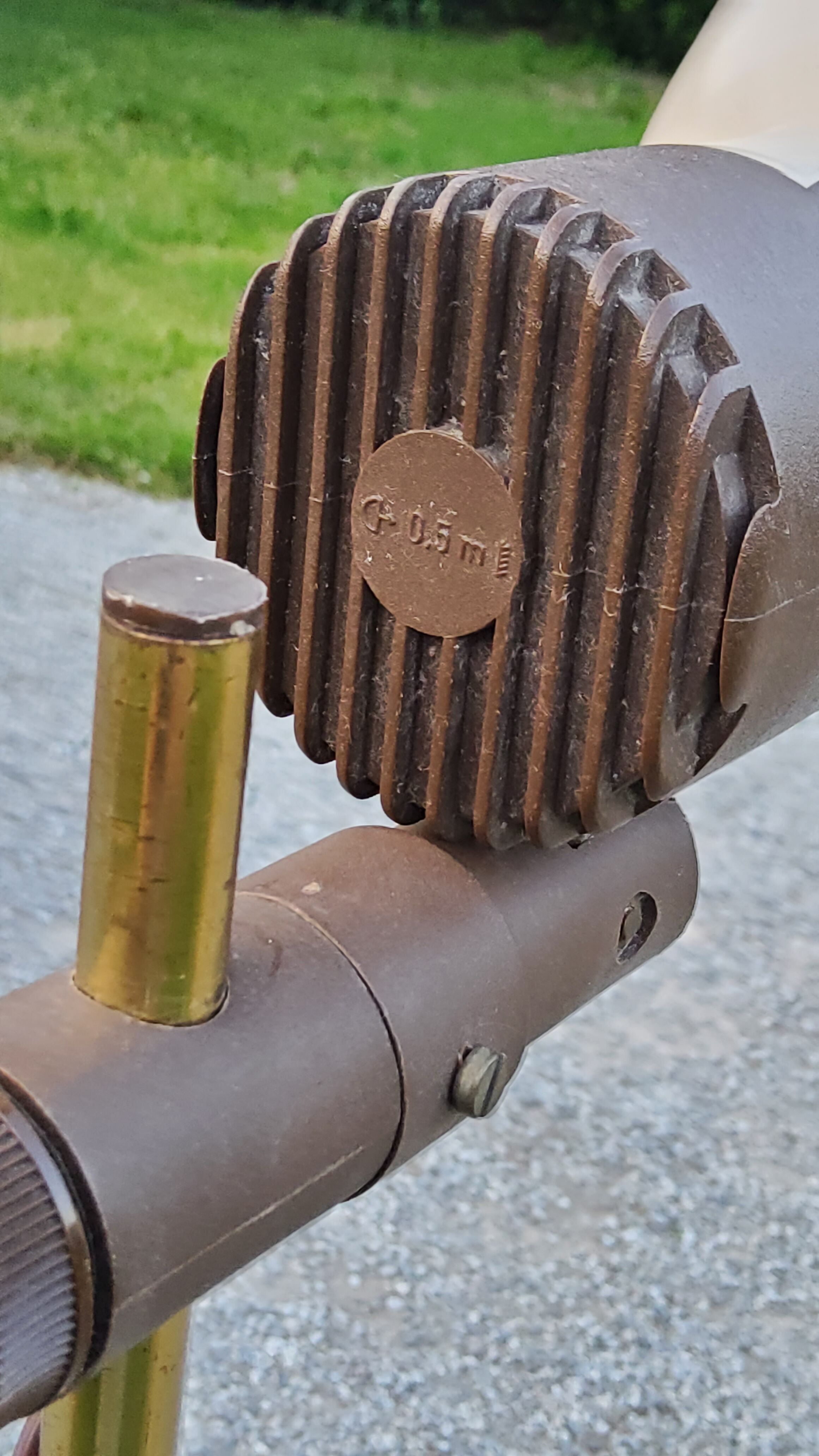 Floor lamp of the 70s in gilded brass lacquered beige metal and brown plastic 2 spots
