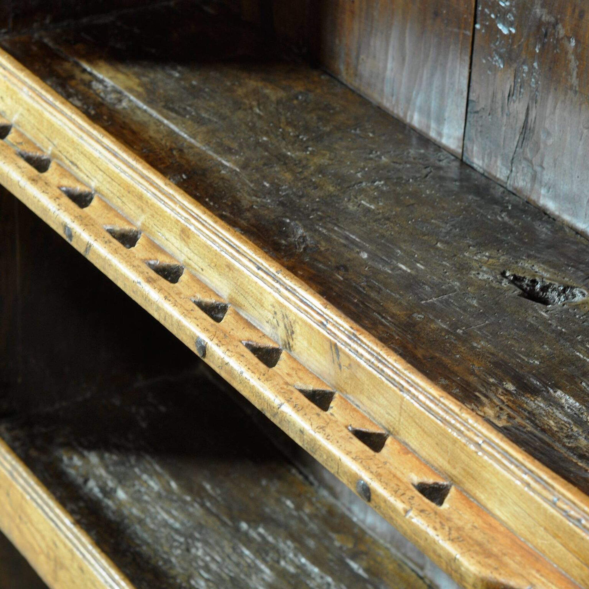 Cabinet en châtaignier espagnol, vers 1800