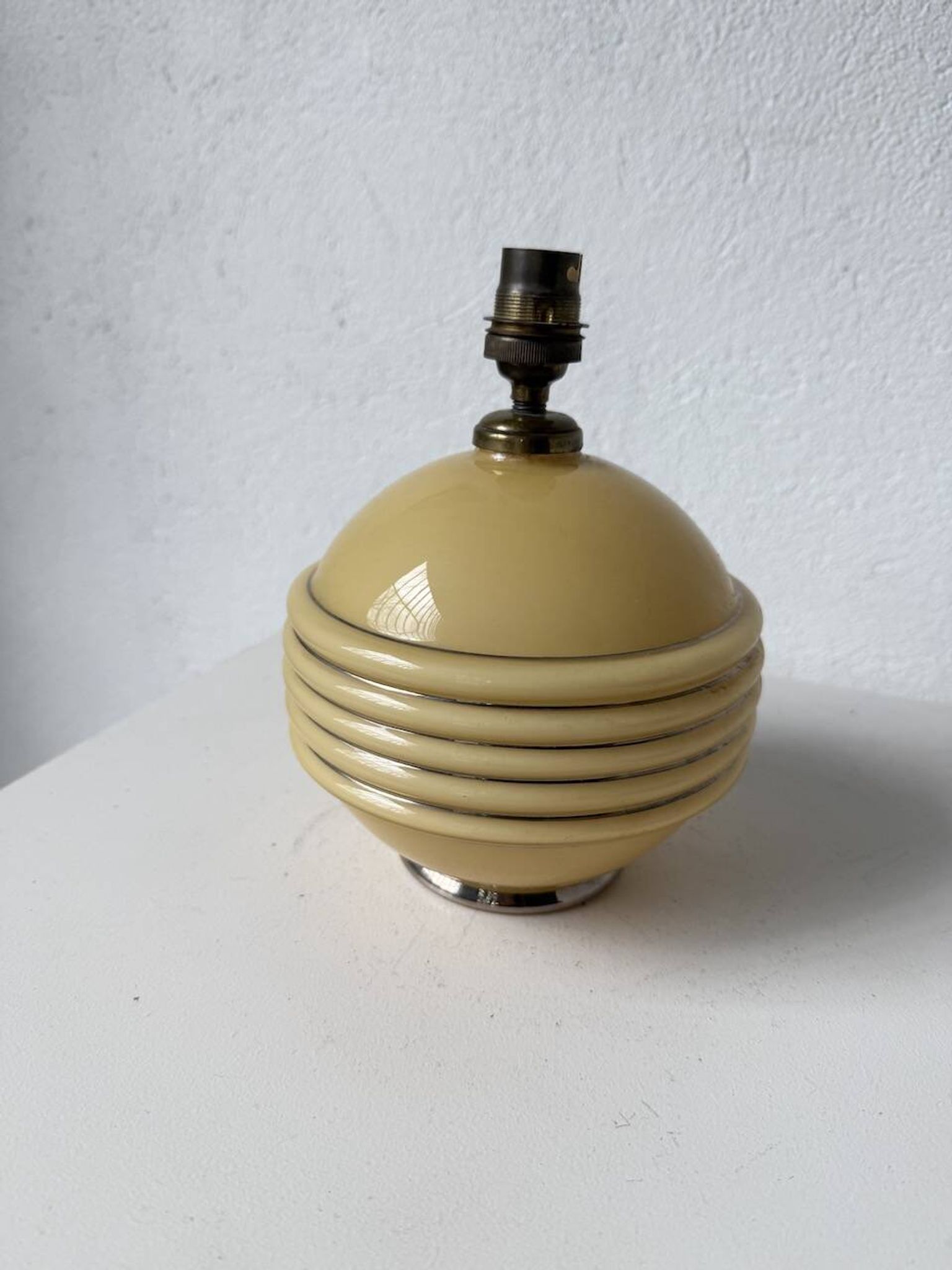 Lampe de table opaline Art Déco tchécoslovaquie