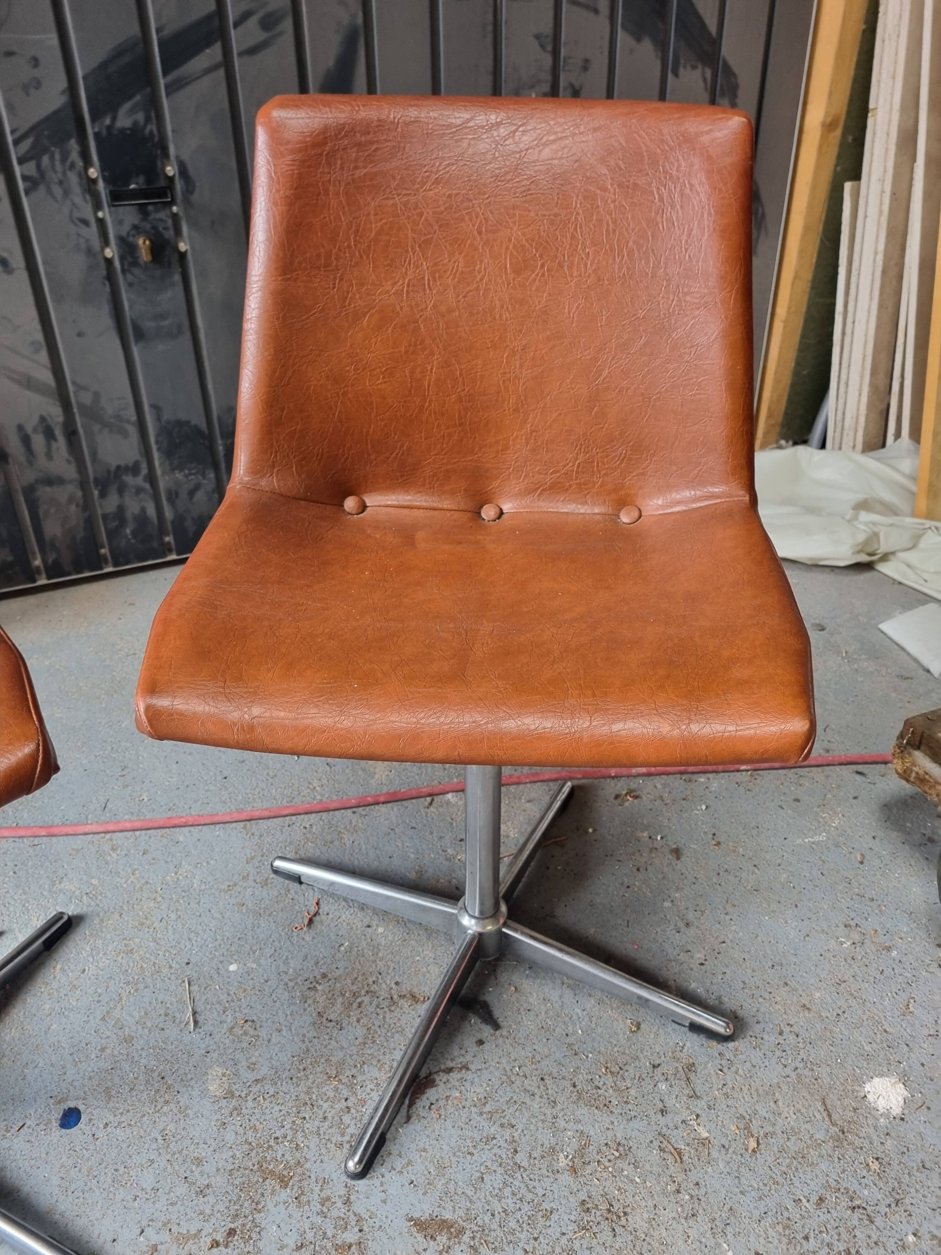 Paire de chaises pivotantes en Skaï cognac marron