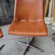 Paire de chaises pivotantes en Skaï cognac marron