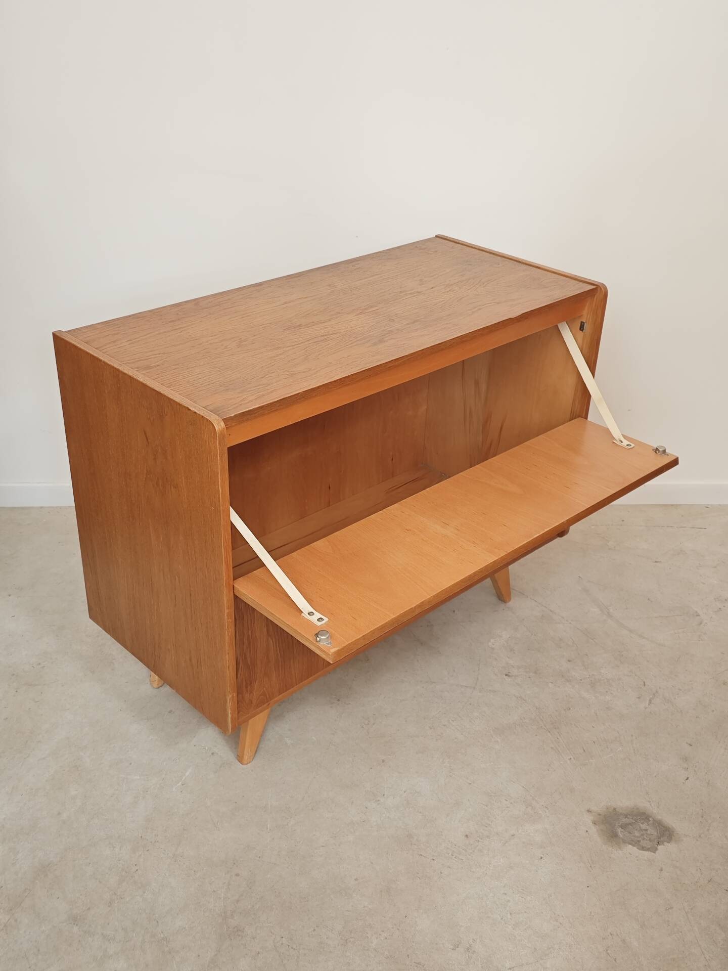 Coffre rangement / mini bar U459 par Jiri
Jiroutek pour Interier Praha