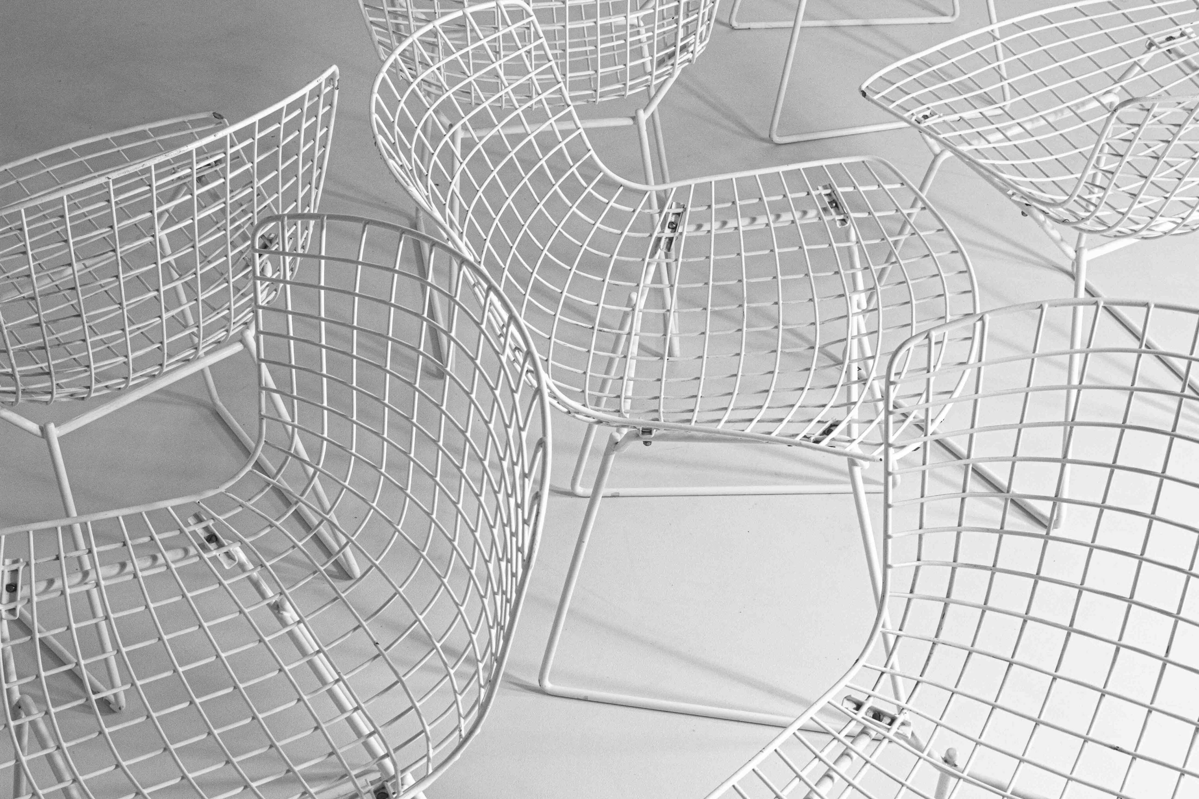 Set of 7 white coated wire chairs by Harry Bertoia for Knoll, 1970s