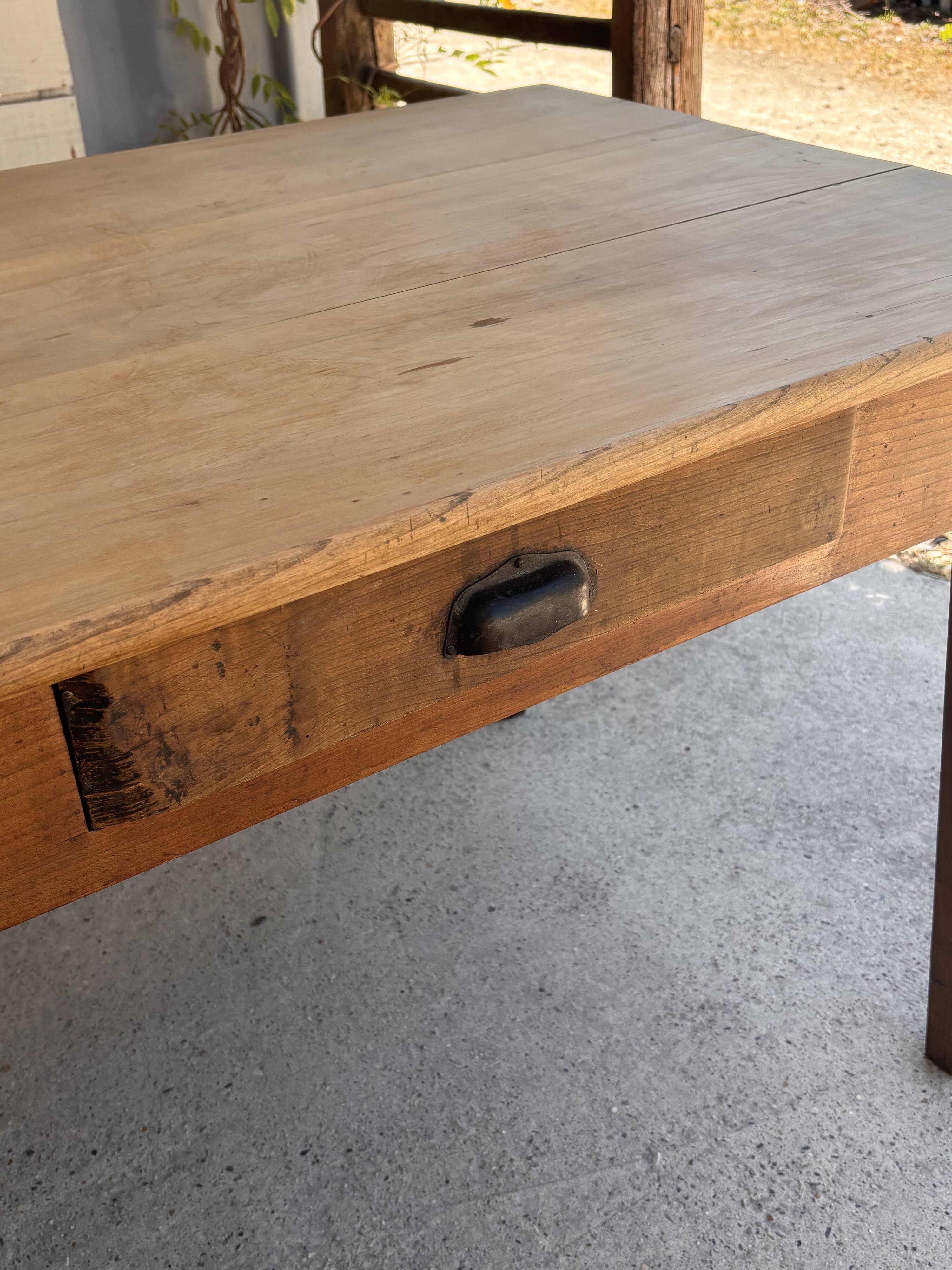 Grande table de ferme.