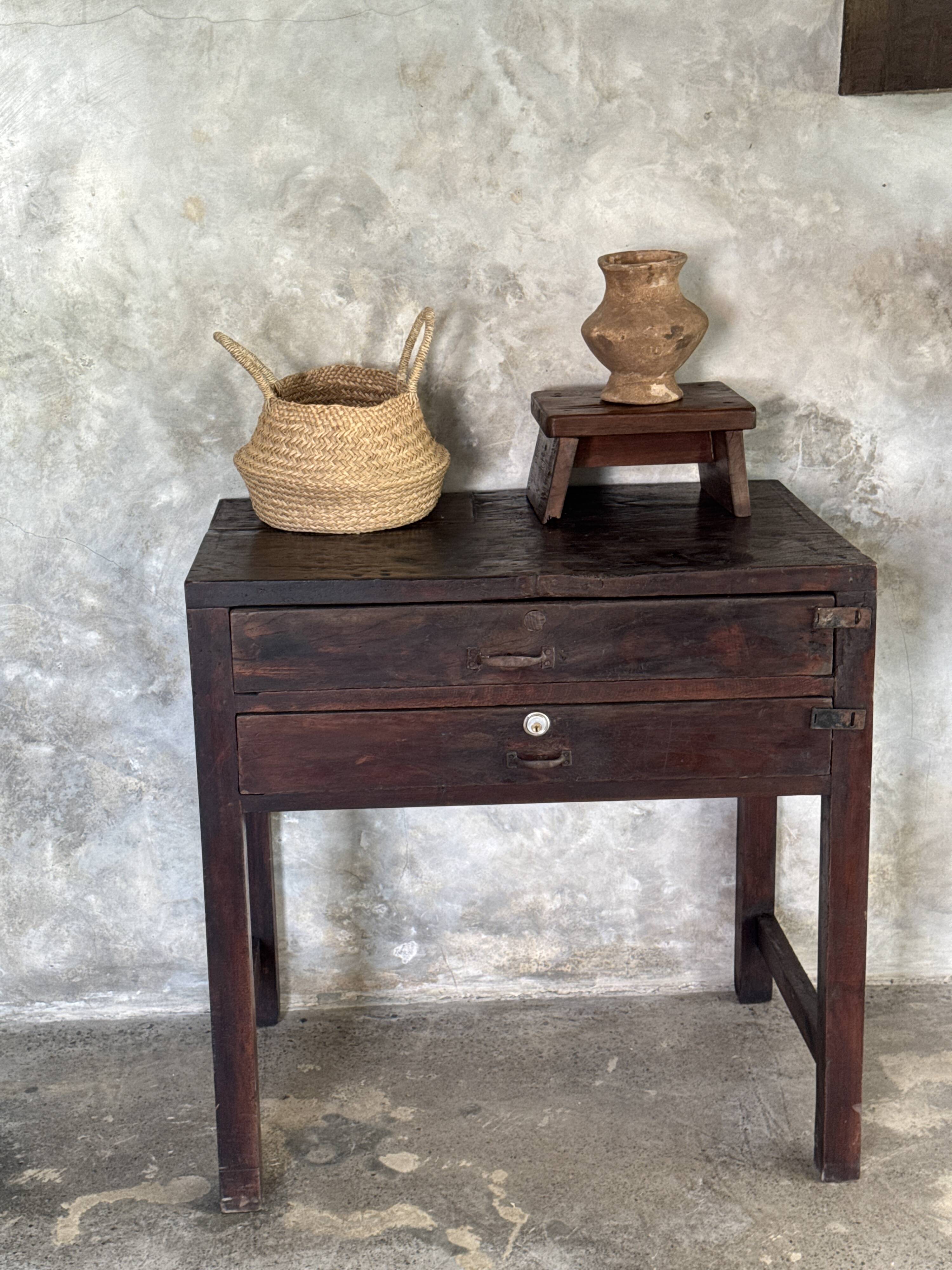 Meuble de métier ancien indonésien en teck à deux tiroirs H80,5 L79,5x51