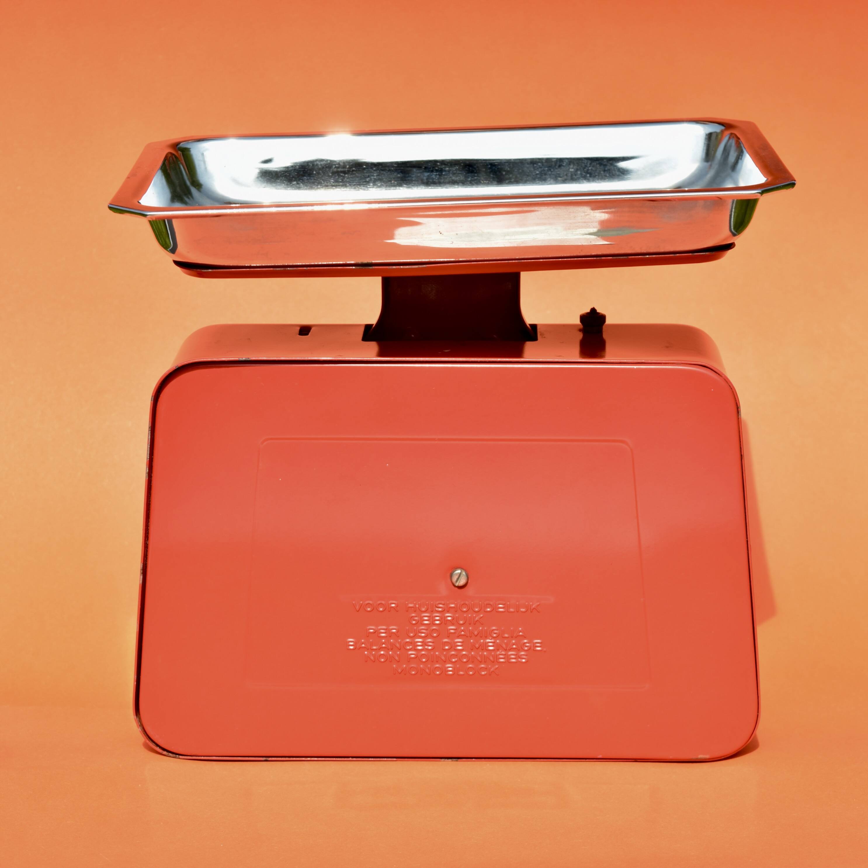 Stube - vintage household scale in red painted metal - force 10