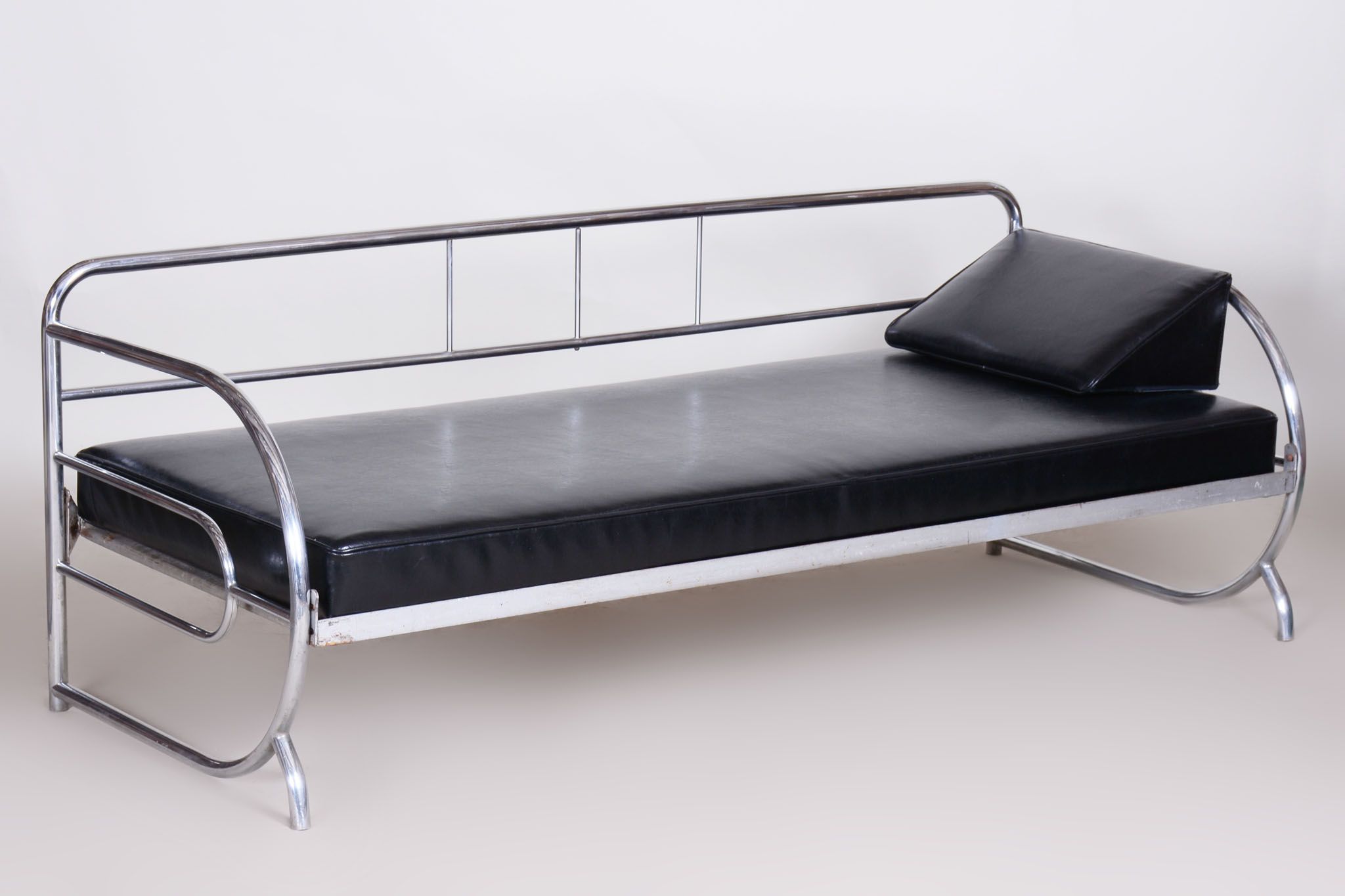 Canapé Bauhaus noir restauré, designer Robert Slezak, cuir de haute qualité, années 1930