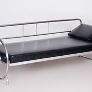 Canapé Bauhaus noir restauré, designer Robert Slezak, cuir de haute qualité, années 1930