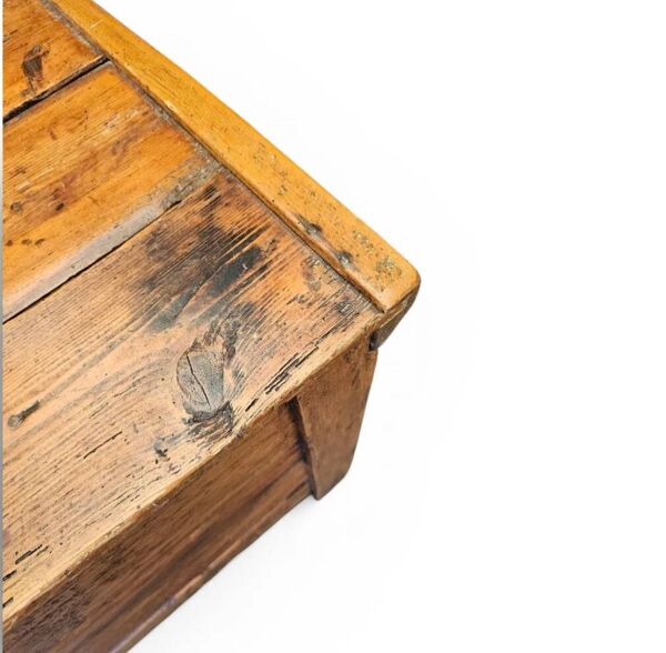 Ancien coffre à couvertures / coffre de rangement / bois de pin