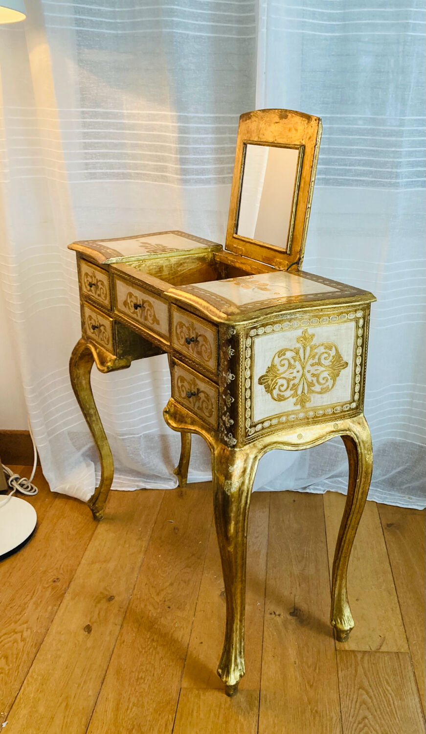 Venetian dresser from the 1960s/70s in carved wood with floral motifs.