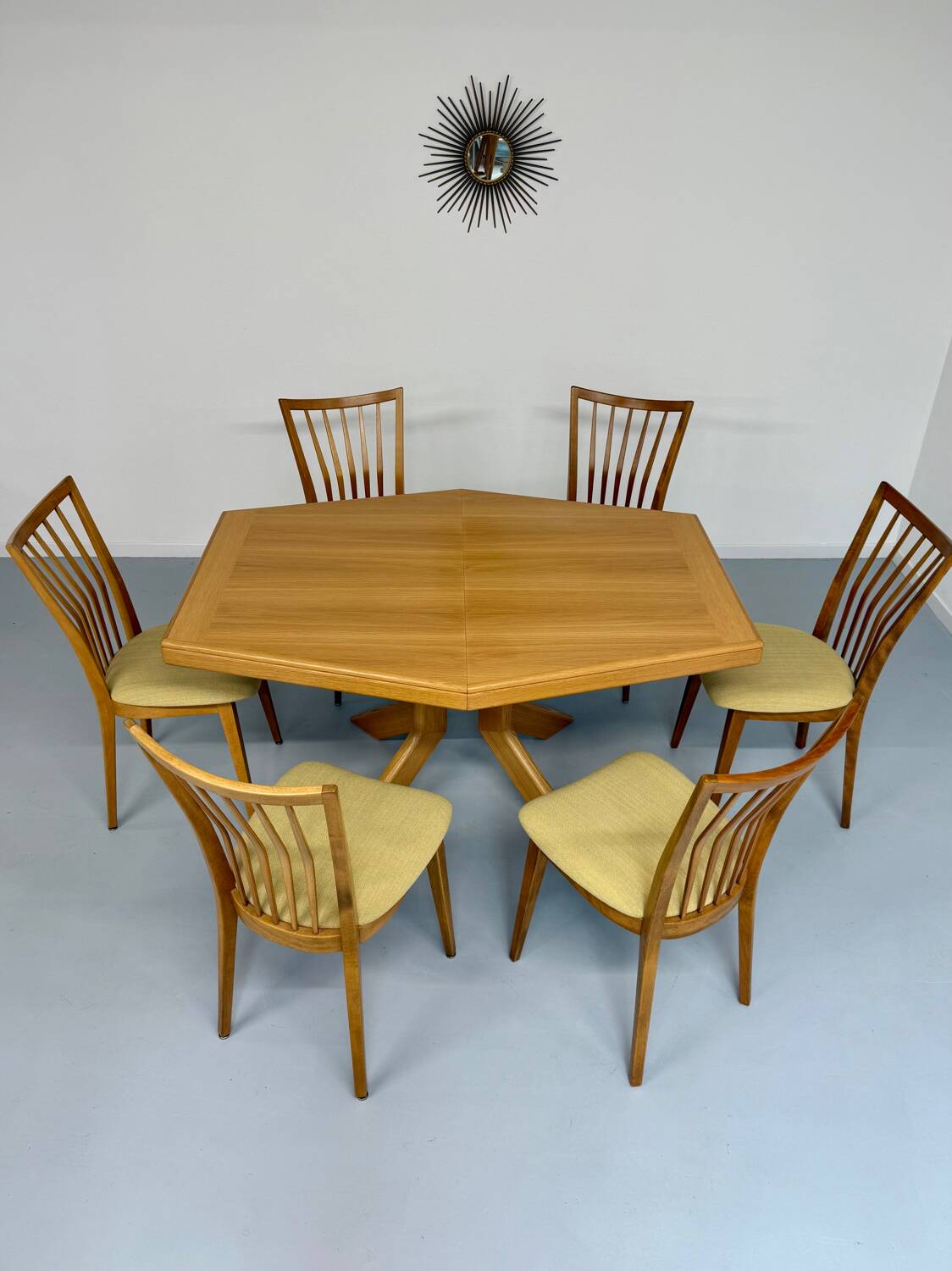 Ancienne table en bois massif octogonal a rallonge design Girsberger