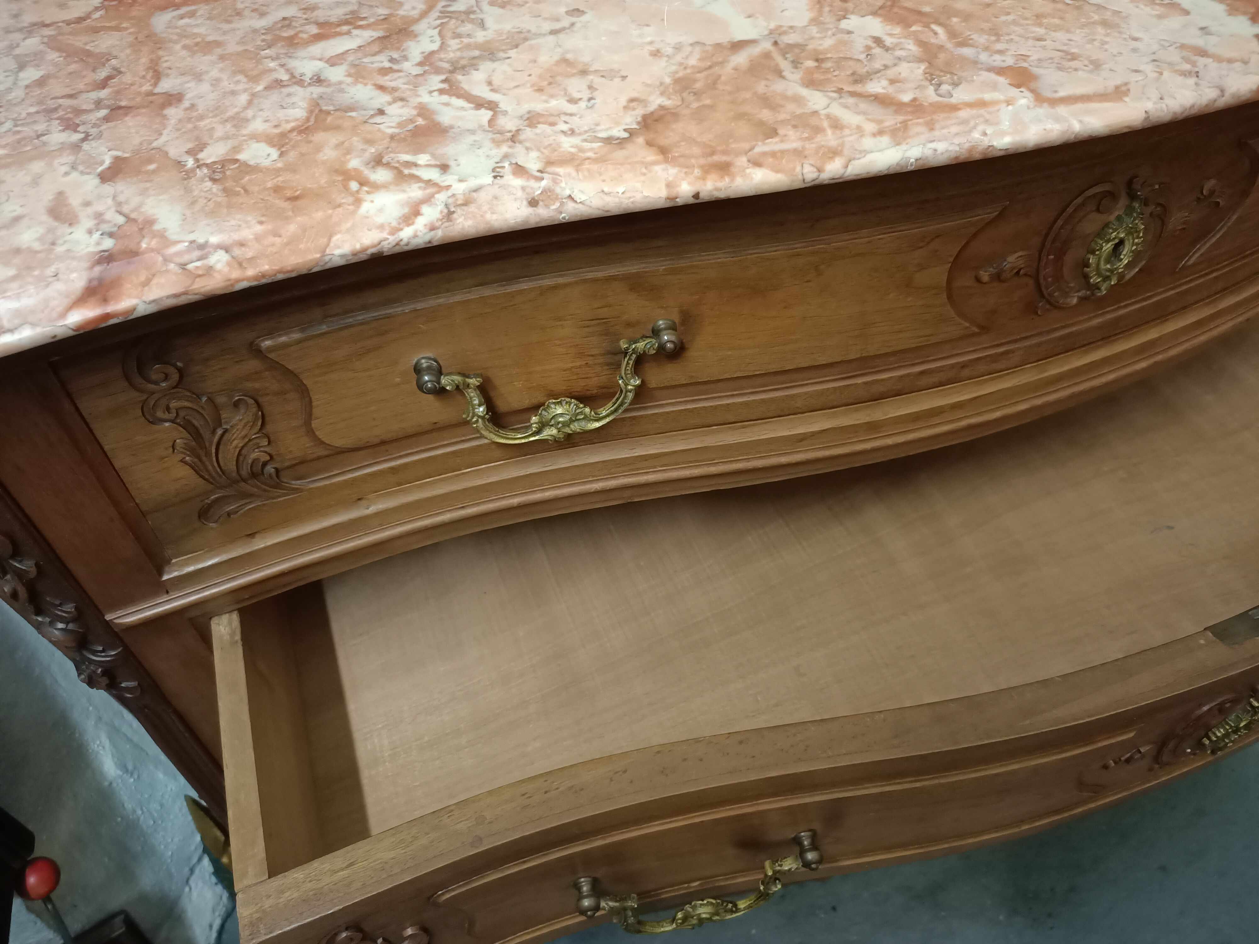 Chest of drawers with mirror