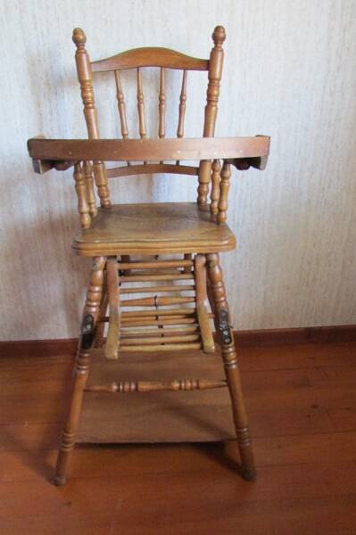 Chaise haute d'enfant , en bois , début 20ème