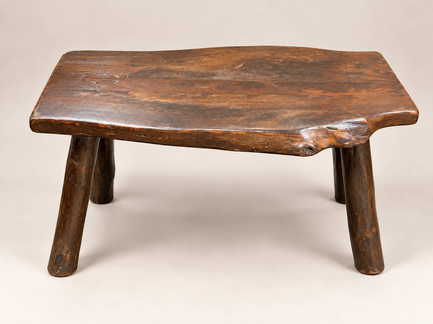 Rustic coffee table in solid wood – brutalist spirit