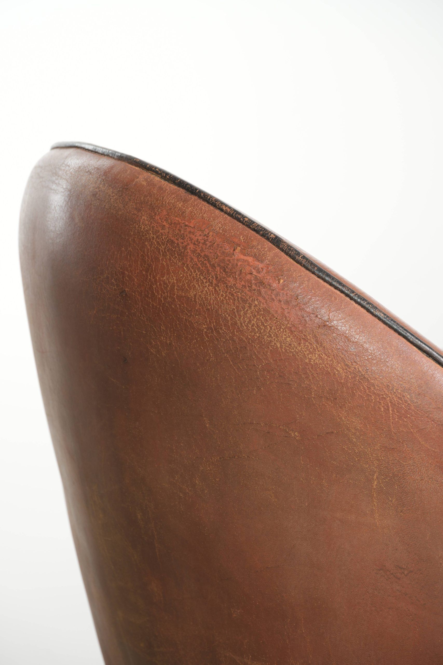 Ensemble de deux fauteuils design de Bart van Bekhoven en cuir de mouton.
