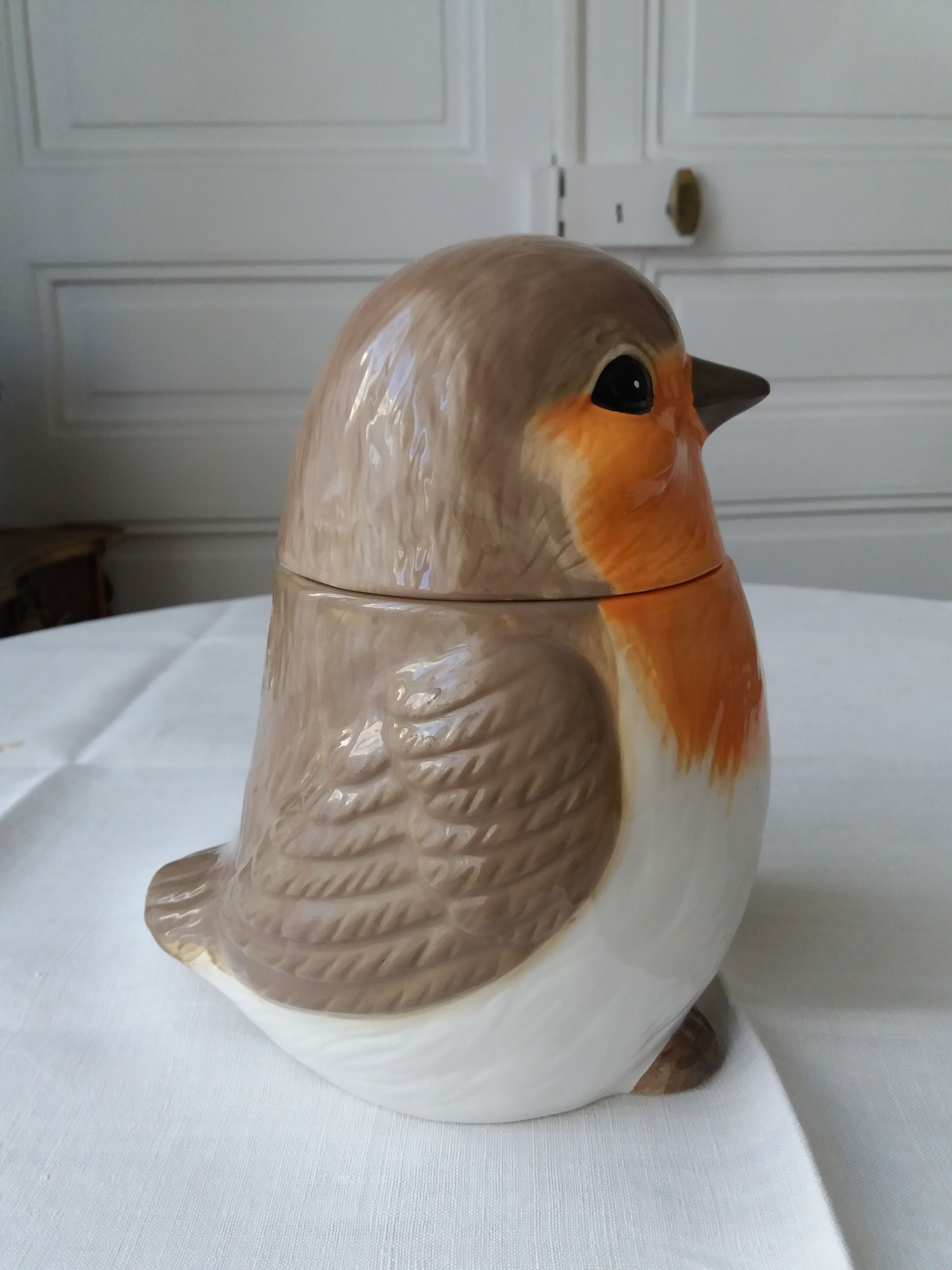 Covered jar jar jar in the shape of a bird