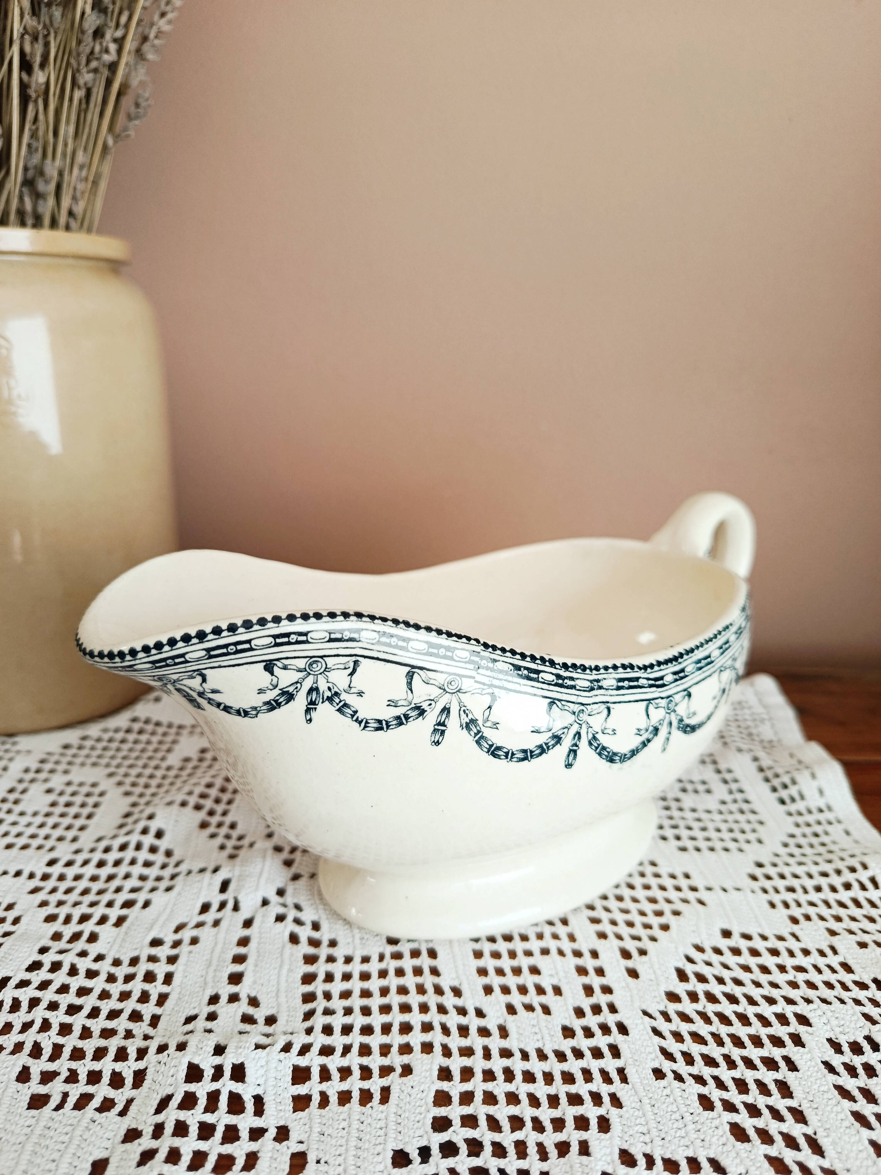 Sauceboat from Salins, Louis XVI garlands.