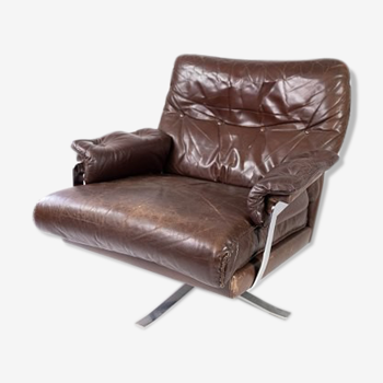 Easy chair upholstered with patinated brown leather and frame in metal, designed by Arne Norell