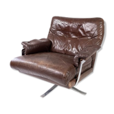 Chaise facile rembourrée avec cuir brun patiné et cadre en métal, conçu par Arne Norell