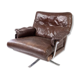 Easy chair upholstered with patinated brown leather and frame in metal, designed by Arne Norell