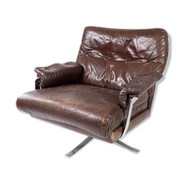 Easy chair upholstered with patinated brown leather and frame in metal, designed by Arne Norell