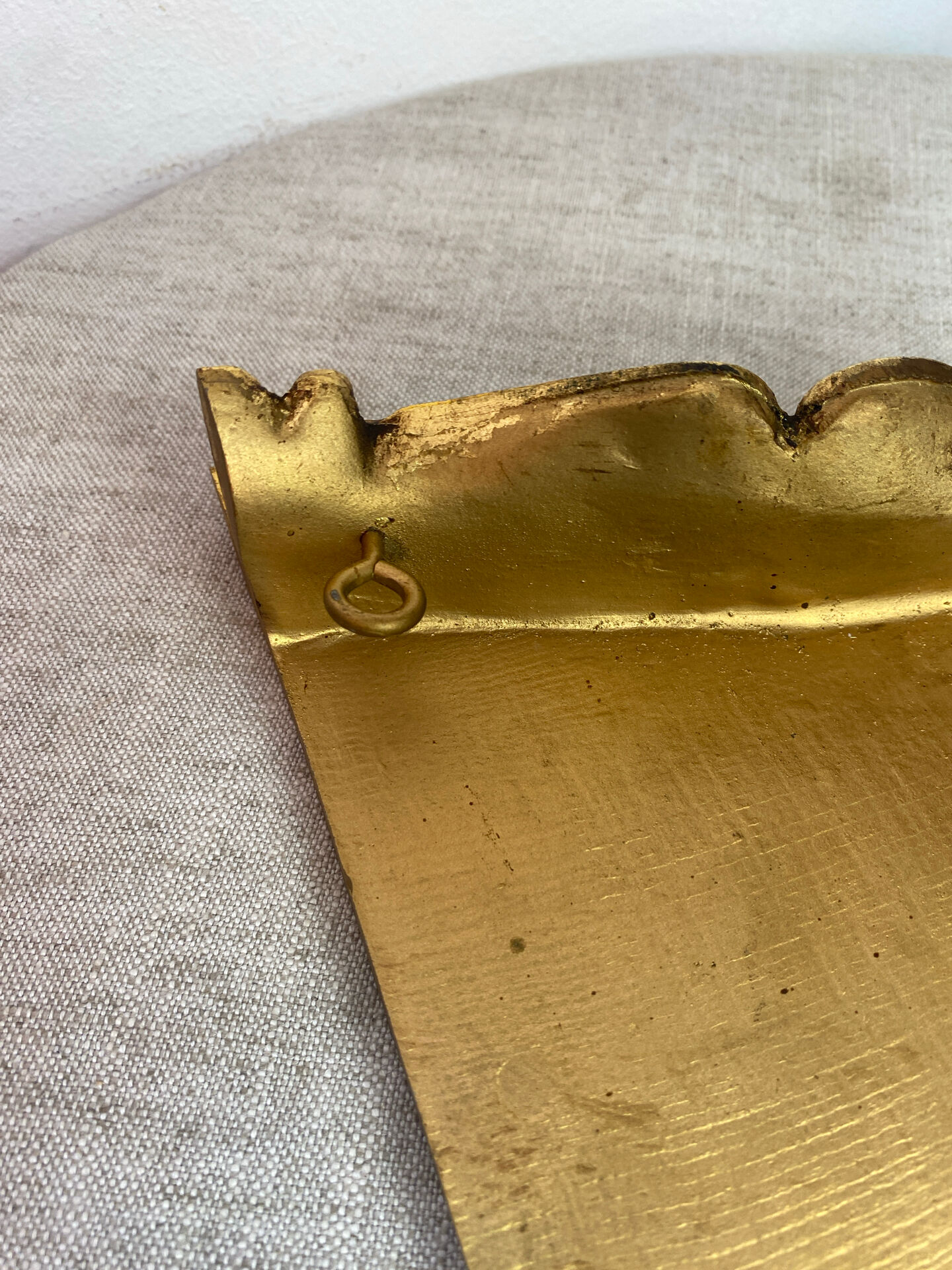 Small corner console in resin with a gold finish.