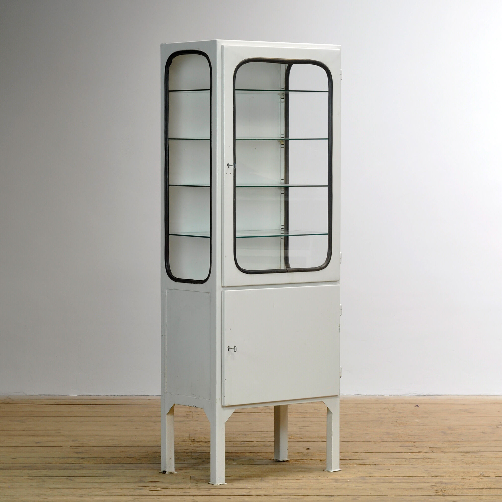 Cabinet de médecine vintage, années 1970