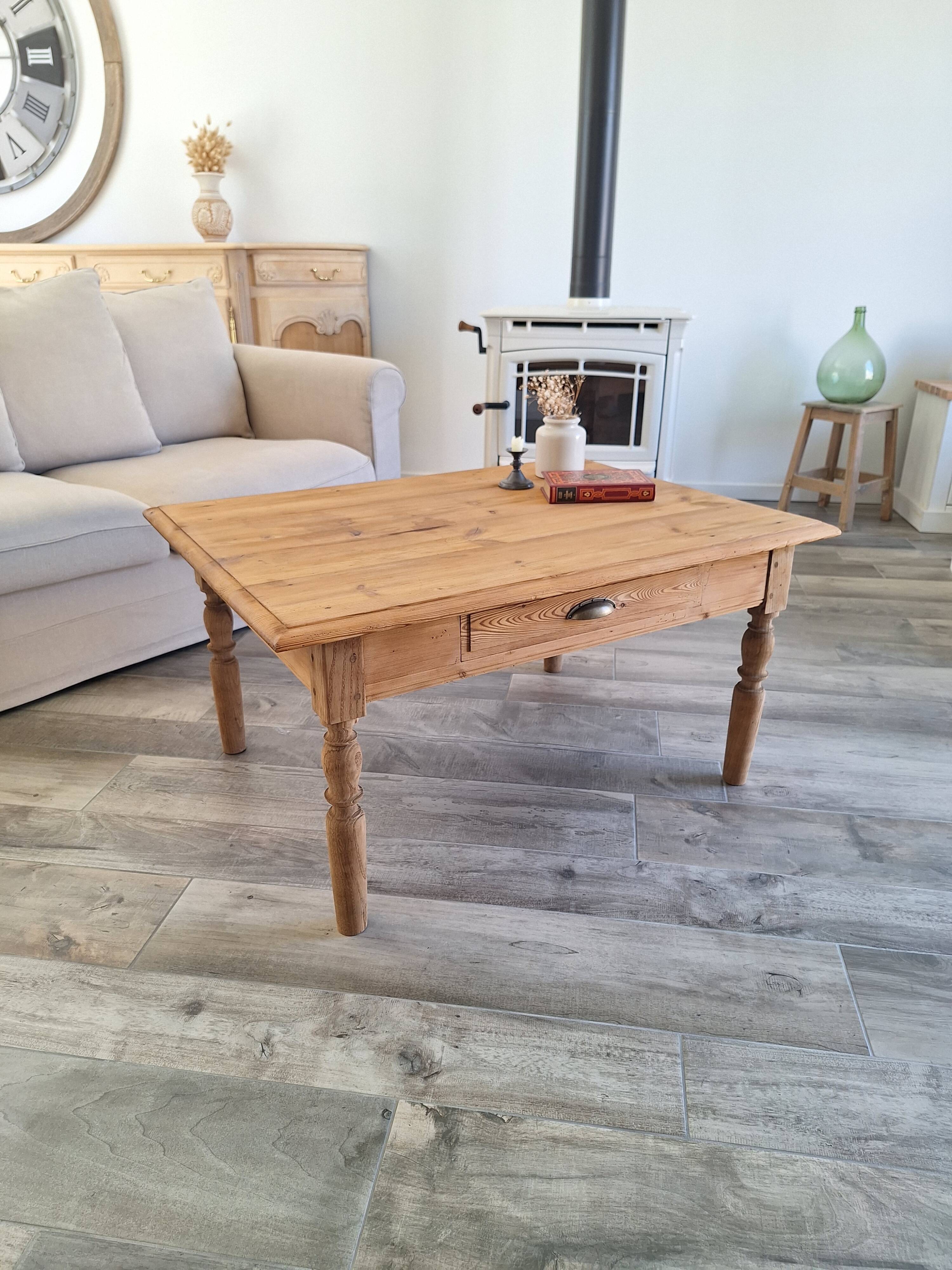 Farmhouse coffee table in solid wood, country style.