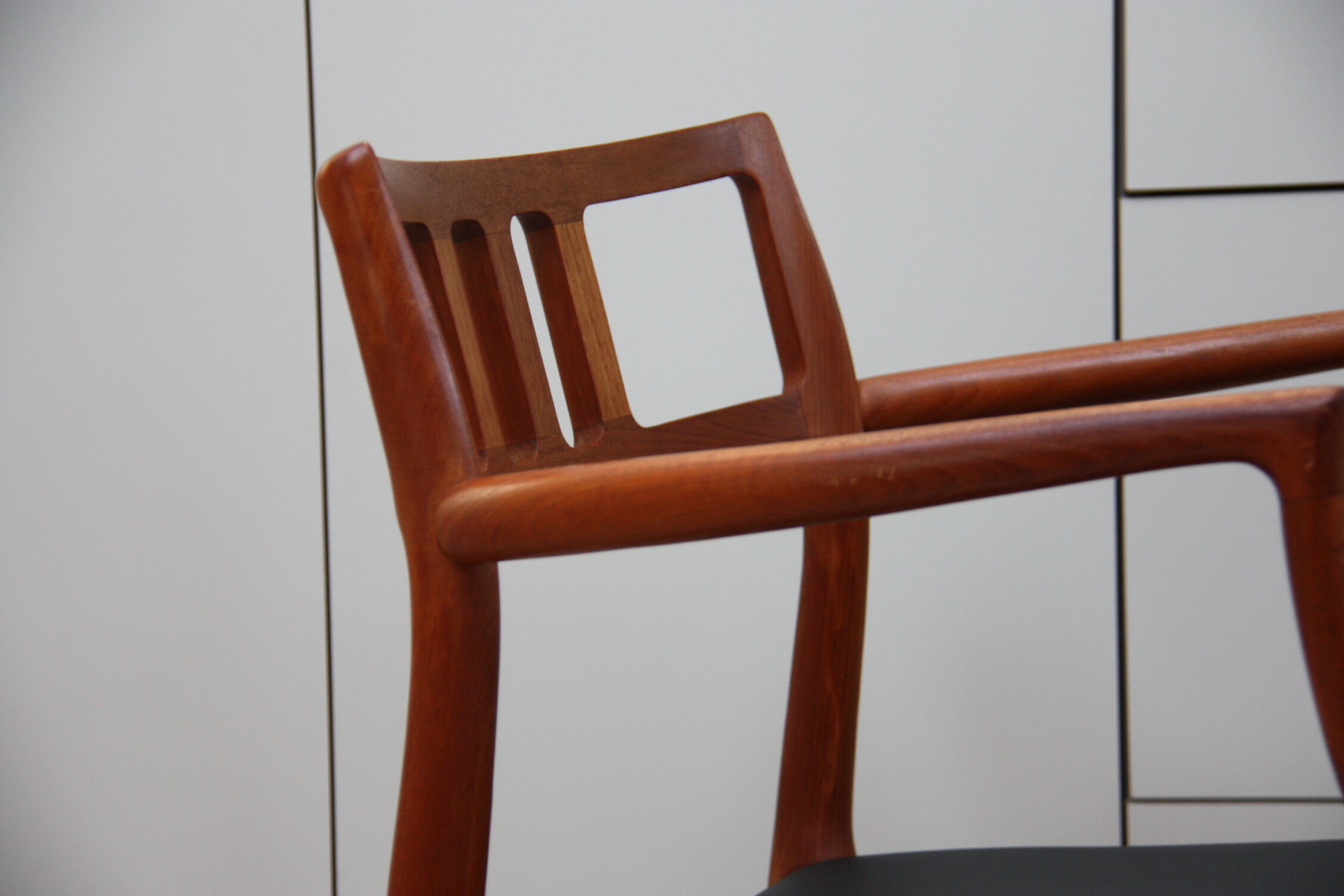 Vintage armchair in teak and black leather - Model 64 - Möller - Denmark '60's