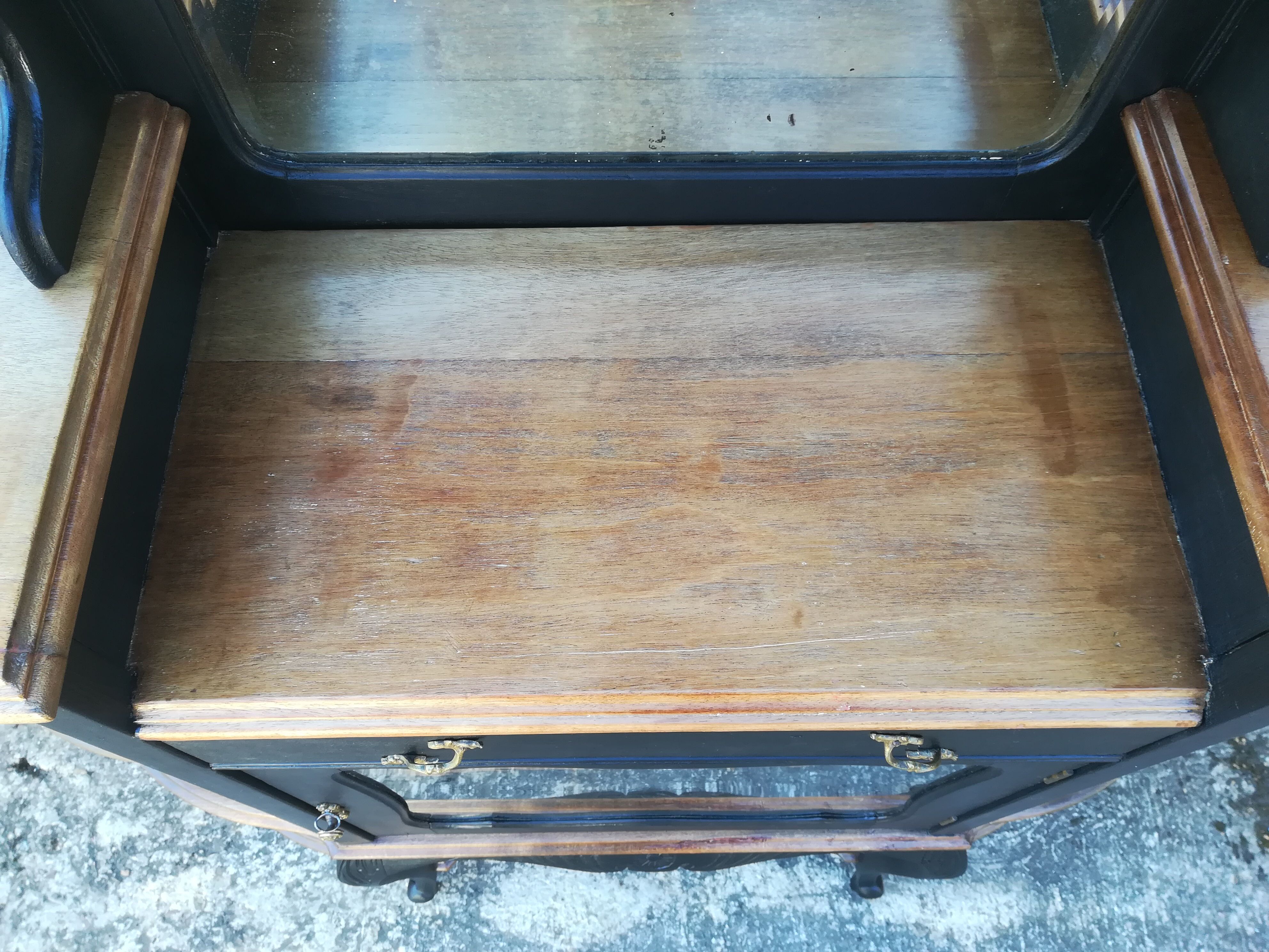 Napoleon III showcase shelf