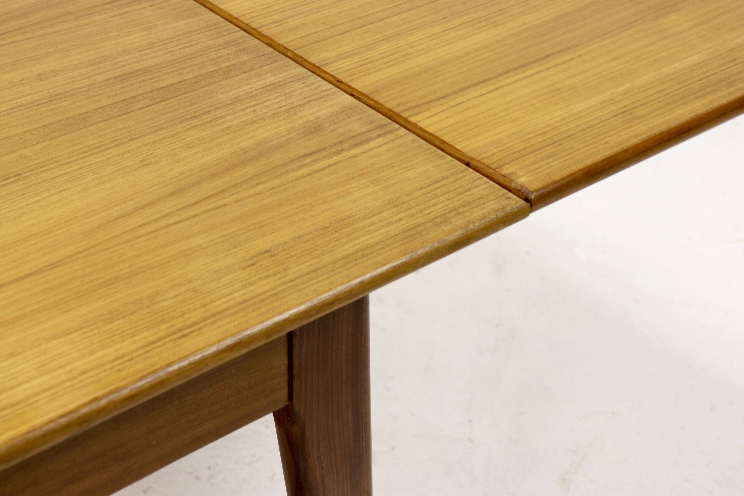 Table à manger design danois en teck extensible des années 1960