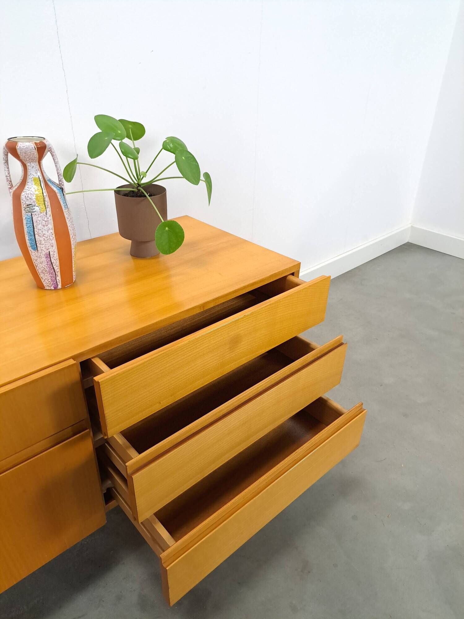 Fineer tv meubel dressoir met lades en zwart stalen poten