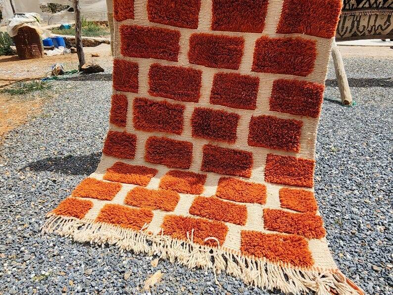 Large Moroccan Berber rug in orange and ecru wool, 400 x 300 cm.