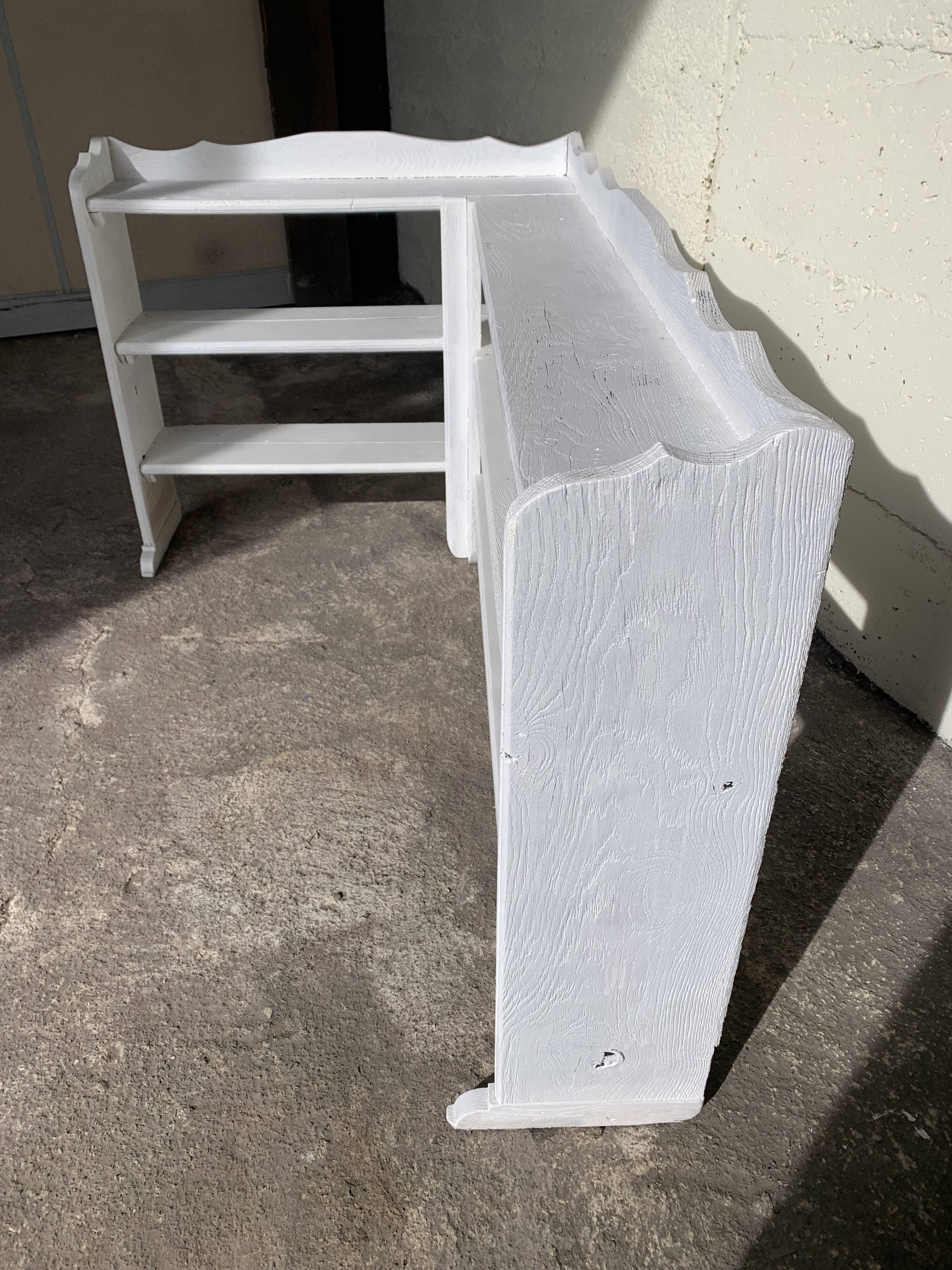 Country corner shelf