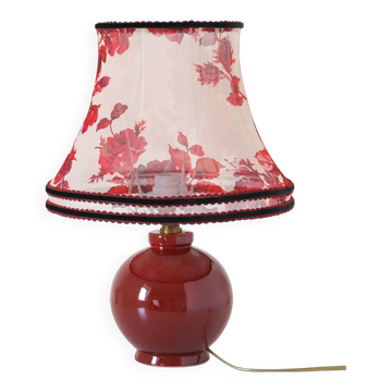 Lampe vintage recyclée — pied céramique bordeaux, abat-jour voile fleuri