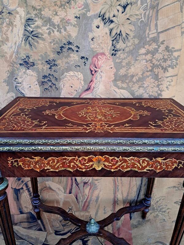 Table à jeux en marqueterie.