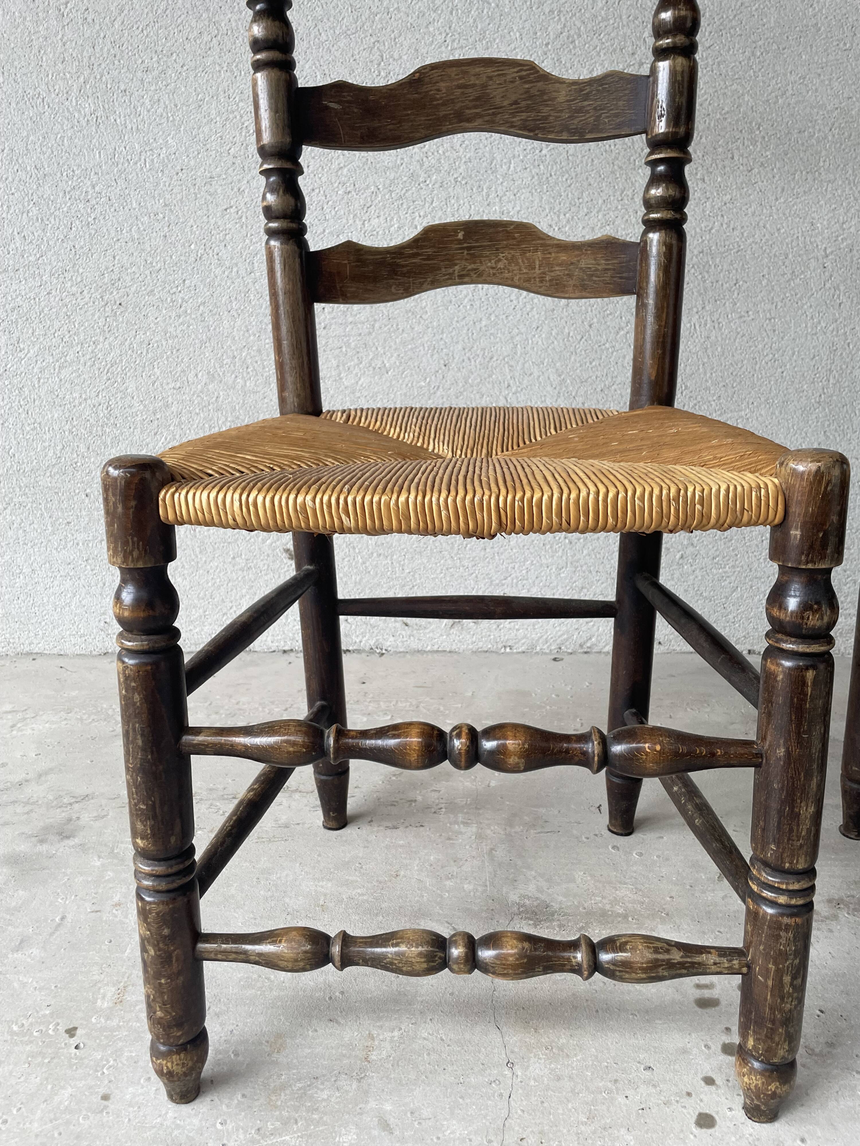 Chaise style campagnard bois massif et paille 1950