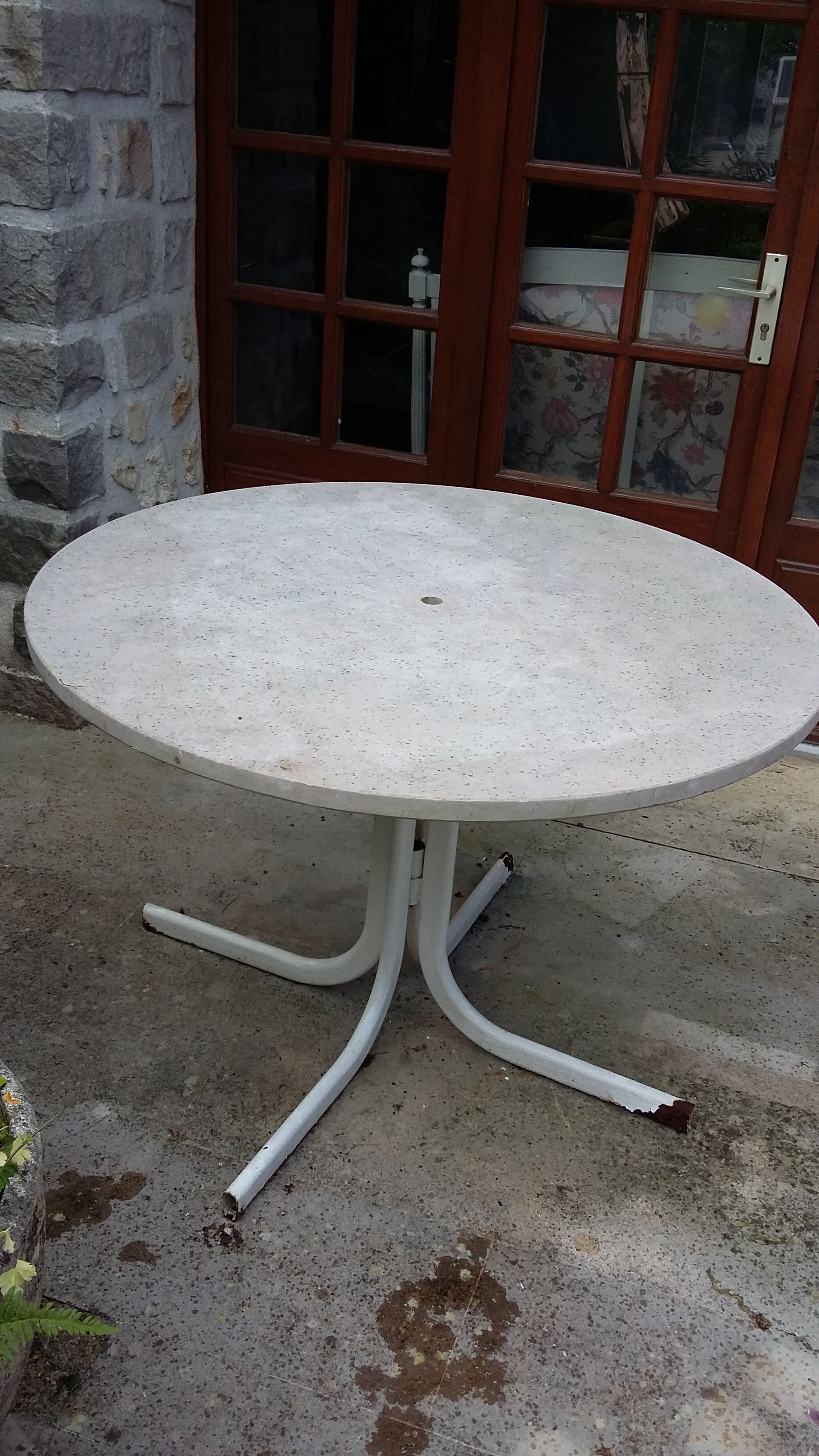 Round marble garden table