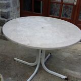 Round marble garden table