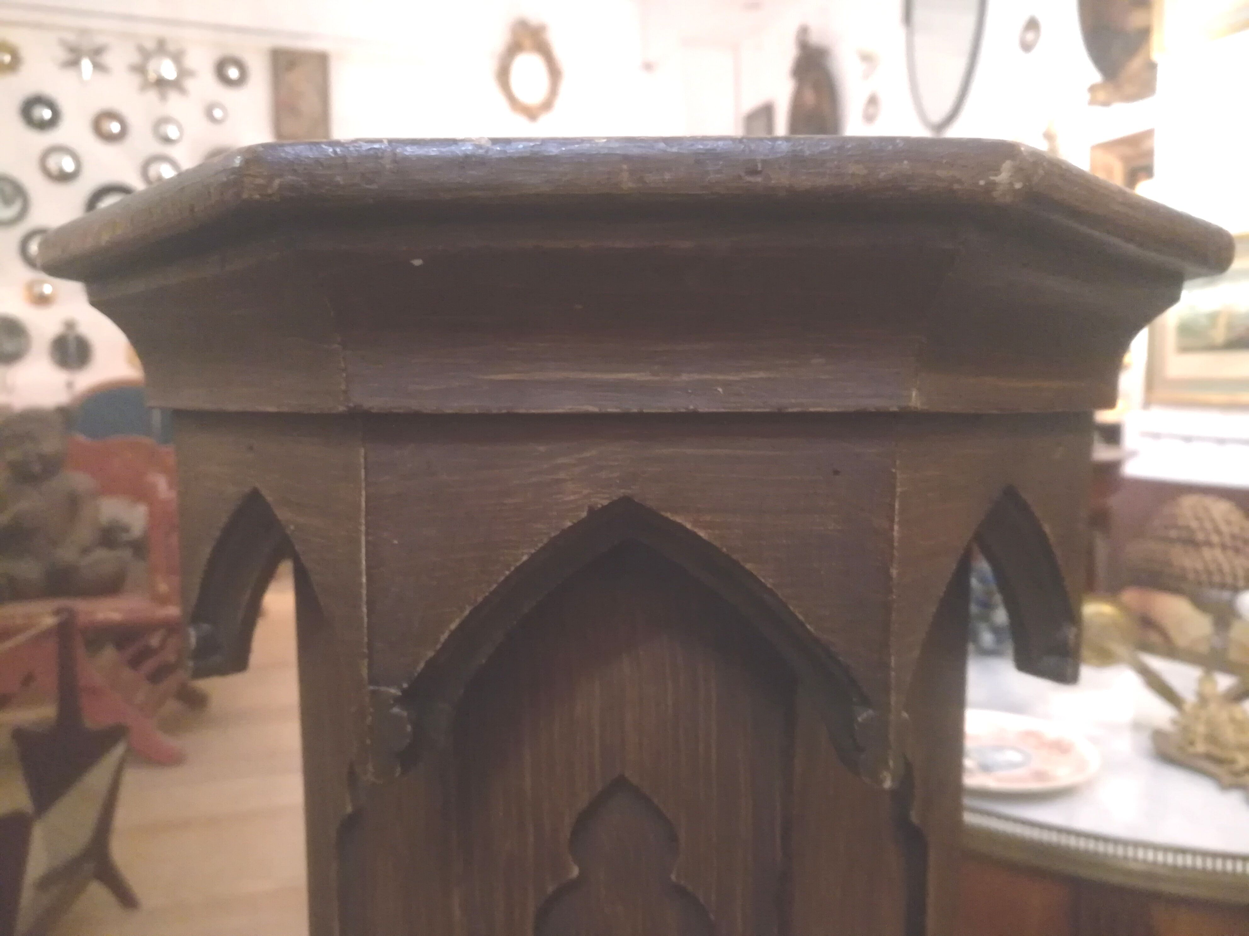 Gothic style wooden column